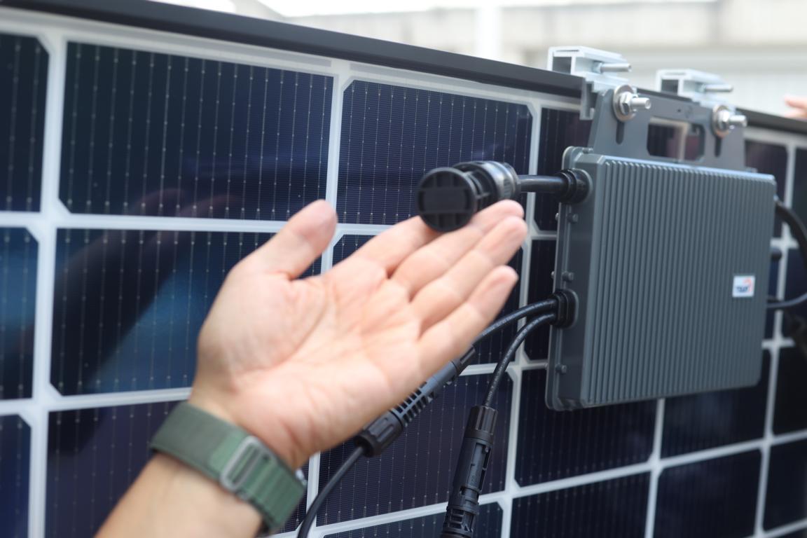 Der zweite Kabelausgang des TSUN-Wechselrichters vom Solakon Balkonkraftwerk wird mit einem Verschluss gesichert, sodass kein Staub oder Feuchtigkeit eindringen kann.